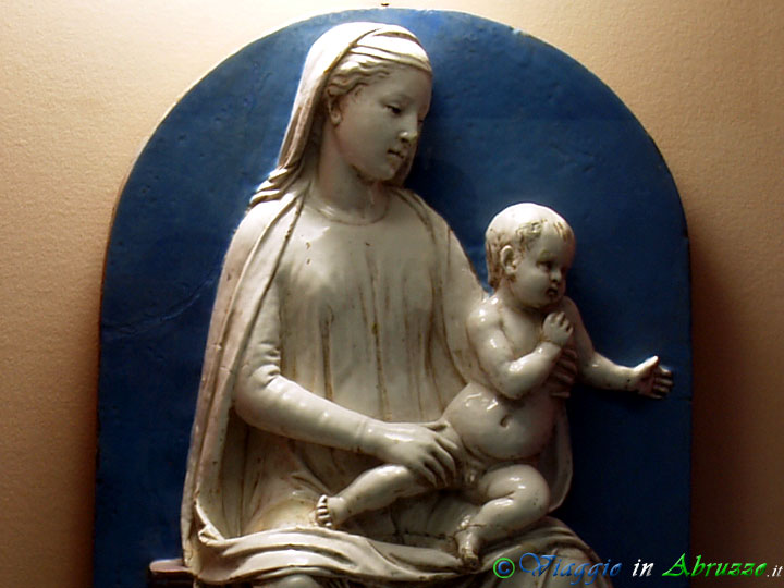 11-PC280479+.jpg - 11-PC280479+.jpg - "Madonna con Bambino", terracotta invetriata attribuita a Luca Della Robbia (XV sec.).