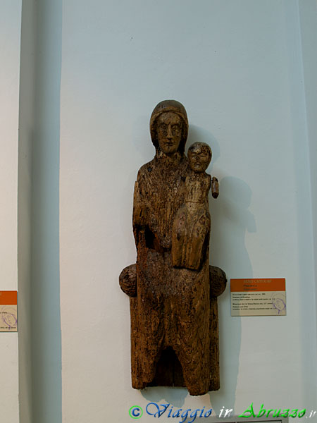 16-PC280488+.jpg - 16-PC280488+.jpg - "Madonna col Bambino", legno scolpito e in origine policromato (XIII sec.).