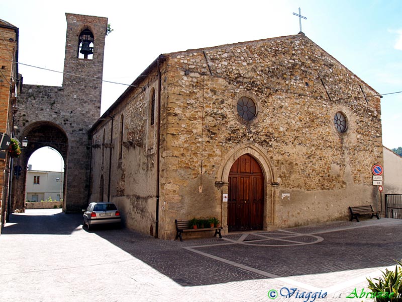 04-P5187949+.jpg - 04-P5187949+.jpg - La "Porta Orientale" (XIV sec.) e la chiesa di S. Giovanni Battista (XI sec.) nell'antico borgo fortificato di Castelnuovo, oggi rione di Campli.