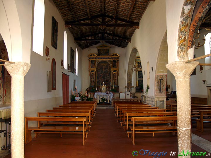 05-P5187946+.jpg - 05-P5187946+.jpg - L'interno della chiesa di S. Giovanni Battista   (XI sec.), nell'antico borgo fortificato di Castelnuovo, oggi rione di Campli.