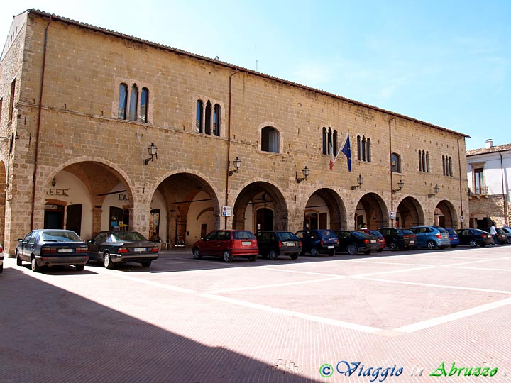 06-P5188019+.jpg - 06-P5188019+.jpg - Il Palazzo Farnese (XIV sec.).