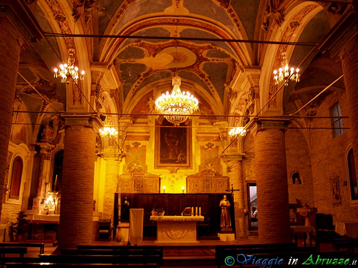 19-P8036066+.jpg - 19-P8036066+.jpg - La chiesa romanica di "S. Pietro" (XIV sec.) nella frazione Castelbasso.