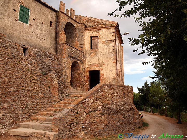 21-P8036089+.jpg - 21-P8036089+.jpg - La porta sud della frazione Castelbasso (XI-XII sec.), stupendo borgo medievale fortificato situato tra i fiumi Tordino e Vomano.