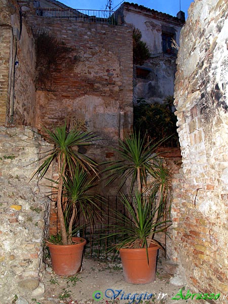 26-P8036137+.jpg - 26-P8036137+.jpg - Un suggestivo angolo del centro storico di Castelbasso, frazione di Castellalto.