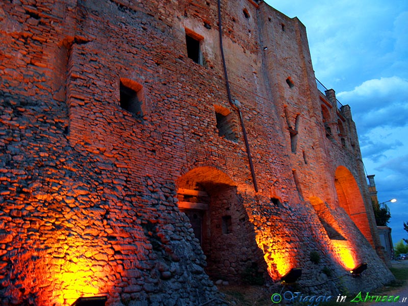 27-P8036151+.jpg - 27-P8036151+.jpg - Le antiche mura della frazione Castelbasso (XI-XII sec.), borgo medievale fortificato di notevole bellezza.