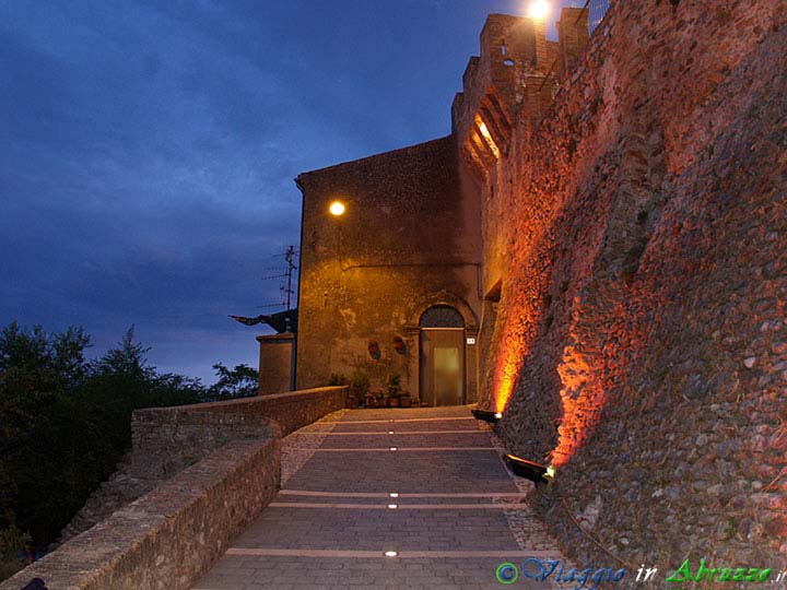 30-P8036195+.jpg - 30-P8036195+.jpg - La frazione Castelbasso (XI-XII sec.), borgo medievale fortificato di straordinaria bellezza.