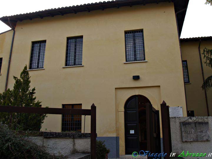 21-P4013634+.jpg - 21-P4013634+.jpg - Il "Museo della Ceramica di Castelli", poco lontano dal centro abitato.