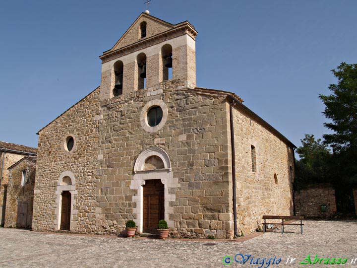 12-P8208987+.jpg - 12-P8208987+.jpg - L'antica chiesa di S. Michele Arcangelo nel suggestivo borgo medievale di Castrum Leonis Vallis (Castiglione della Valle), frazione di Colledara.
