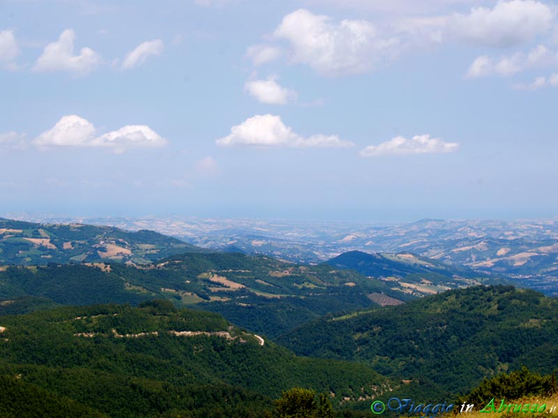 03-P7022240+.jpg - 03-P7022240+.jpg - Panorama. Sullo sfondo si intravede la striscia azzurra del mare Adriatico.