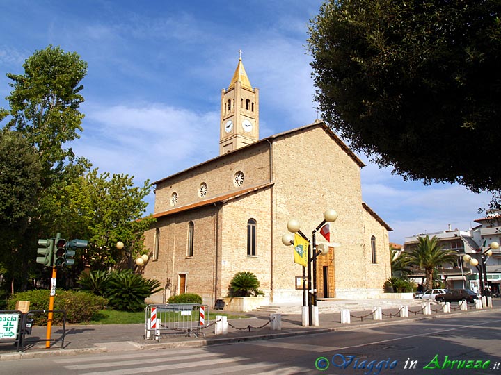07-P8167442+.jpg - 07-P8167442+.jpg - La chiesa del Sacro Cuore.