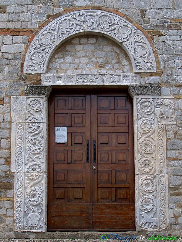 12-P1110765+.jpg - 12-P1110765+.jpg - Il magnifico portale dell'abbazia di S. Clemente al Vomano, datato 1108.ata è incisa sullo stipite sinistro del portale),