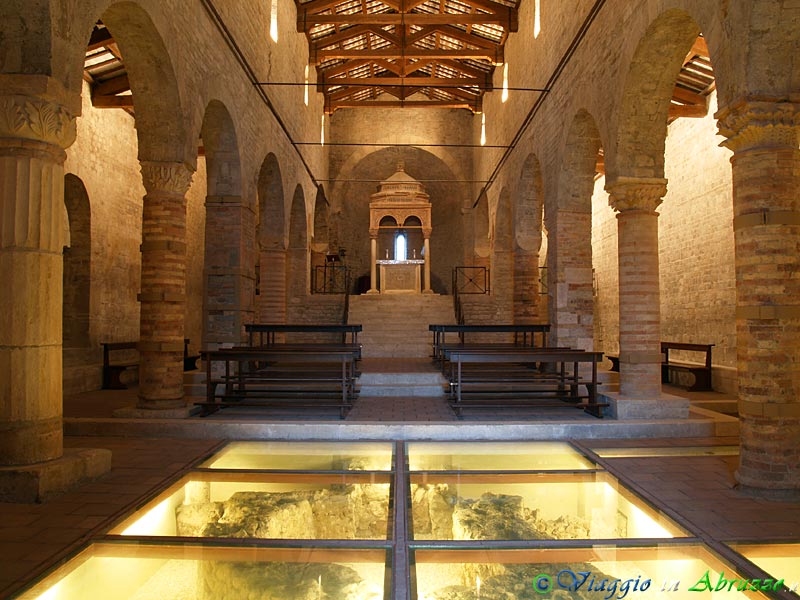 15-P1110822+.jpg - 15-P1110822+.jpg - L'interno, di straordinaria bellezza, dell'antica abbazia di San Clemente al Vomano (IX-XII sec.).
