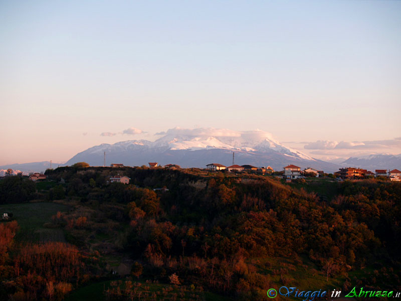 09-P4134686+.jpg - 09-P4134686+.jpg - Il massiccio della Majella (2.795 m., la seconda vetta dell'Appennino) visto dal belvedere di Silvi Alta.