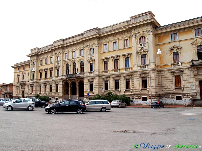 02-P8177823+.jpg - 02-P8177823+.jpg - Lo splendido palazzo del Liceo-Ginnasio "Melchiorre Delfico".
