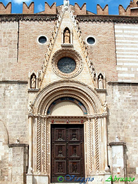 08-P8177885+.jpg - 08-P8177885+.jpg - Il ricco portale della cattedrale di S. Berardo (XII-XIV sec.).