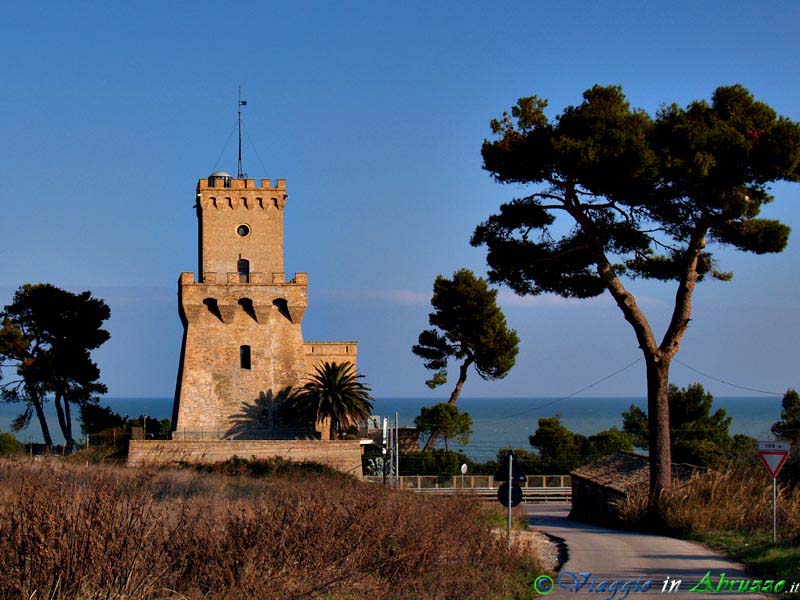 06-P1010190+.jpg - 06-P1010190+.jpg - Pineto: la suggestiva Torre di Cerrano (XVI sec.), uno dei principali simboli della costa abruzzese.