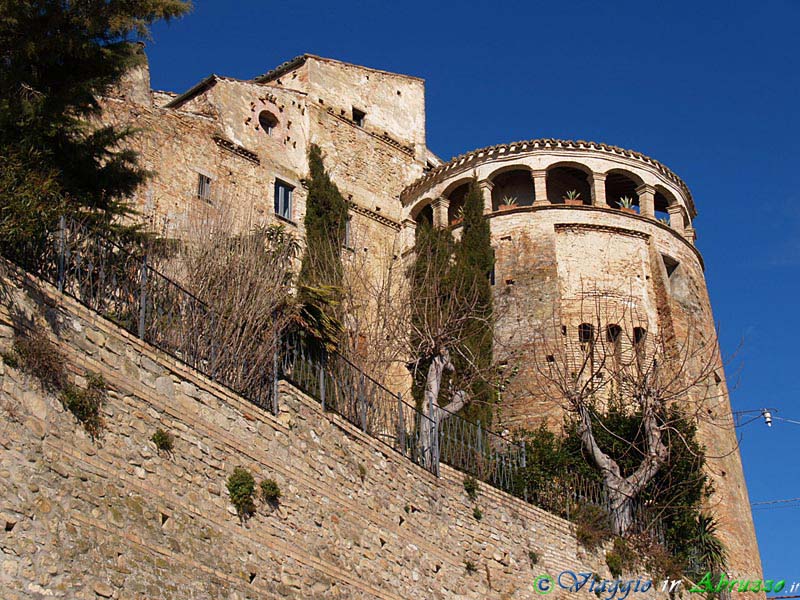 09-P1010752+.jpg - 09-P1010752+.jpg - Montefino: il "castello Acquaviva".